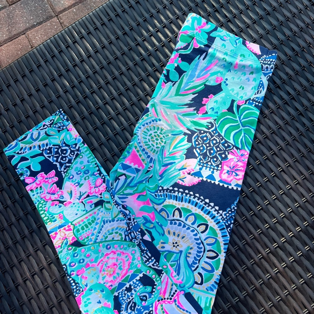 LIKE NEW Lilly Pulitzer Maia Floral Leggings. Kids size Large or women’s XS.